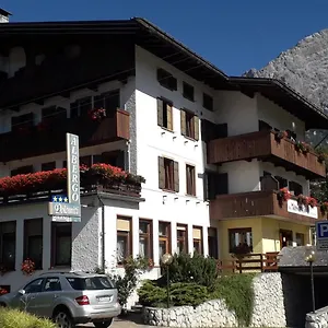 https://hotel-albergo-dolomiti.hotelinveneto.com